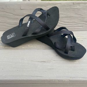 Women’s Teva Mush wedge flip flop black size 6 used condition.